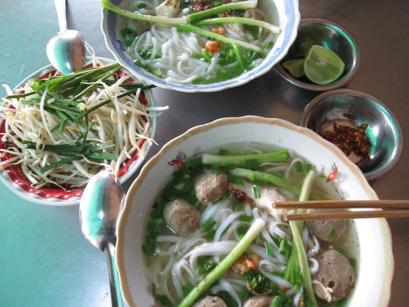 Tô bánh canh thơm ngon, được dùng kèm với bò viên béo mềm