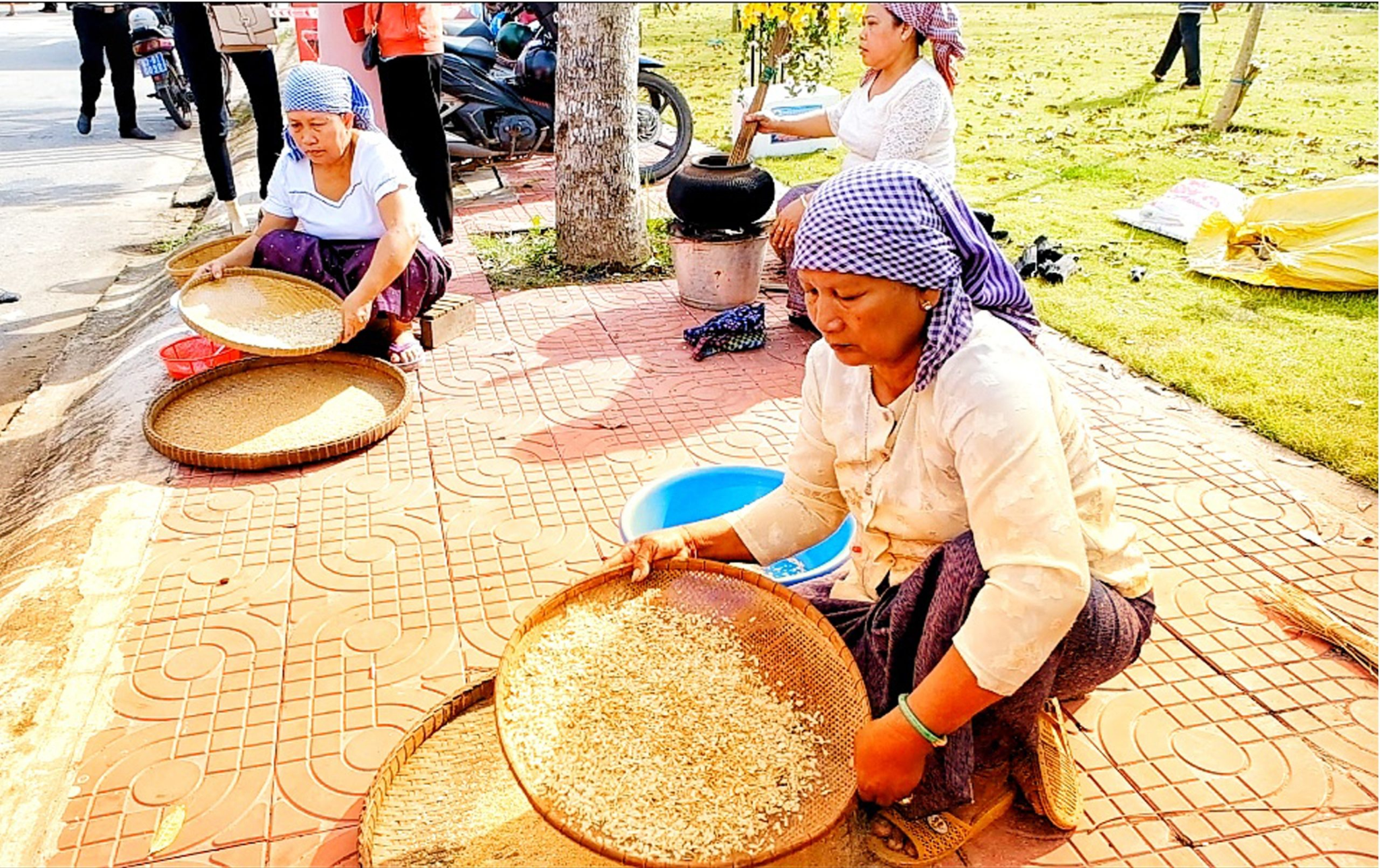 Du khách có thể tham quan và xem người dân làm cốm dẹp trực tiếp tại các làng nghề