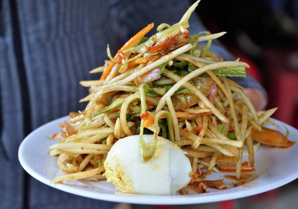 Đu đủ đâm Tri Tôn là món ăn vặt được nhiều thực khách yêu thích khi ghé thăm vùng đất Bảy Núi