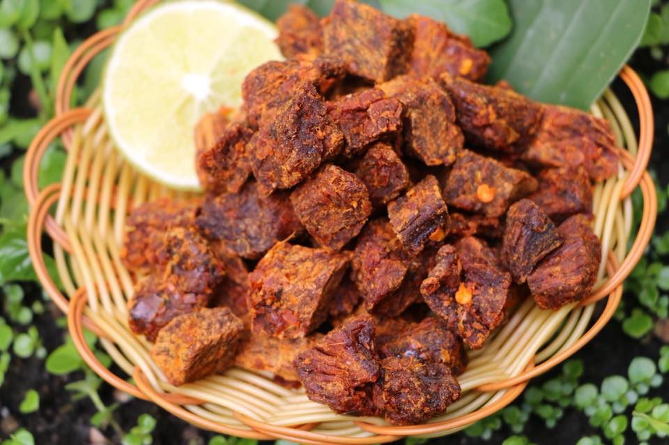 Khô bò Châu Đốc chuẩn vị thường có màu nâu đỏ tự nhiên