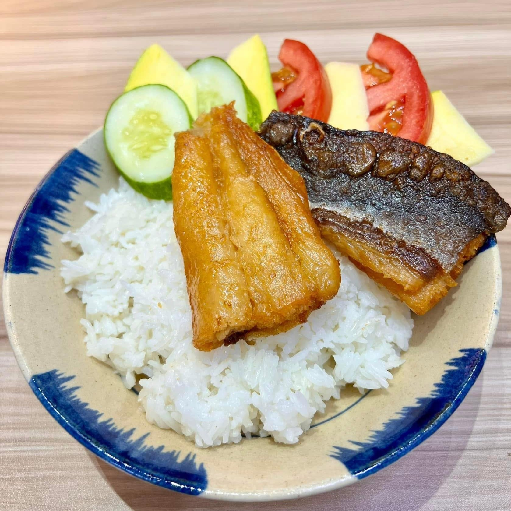 Khô cá tra phồng sau khi chiên có màu vàng bắt mắt và vị thơm béo