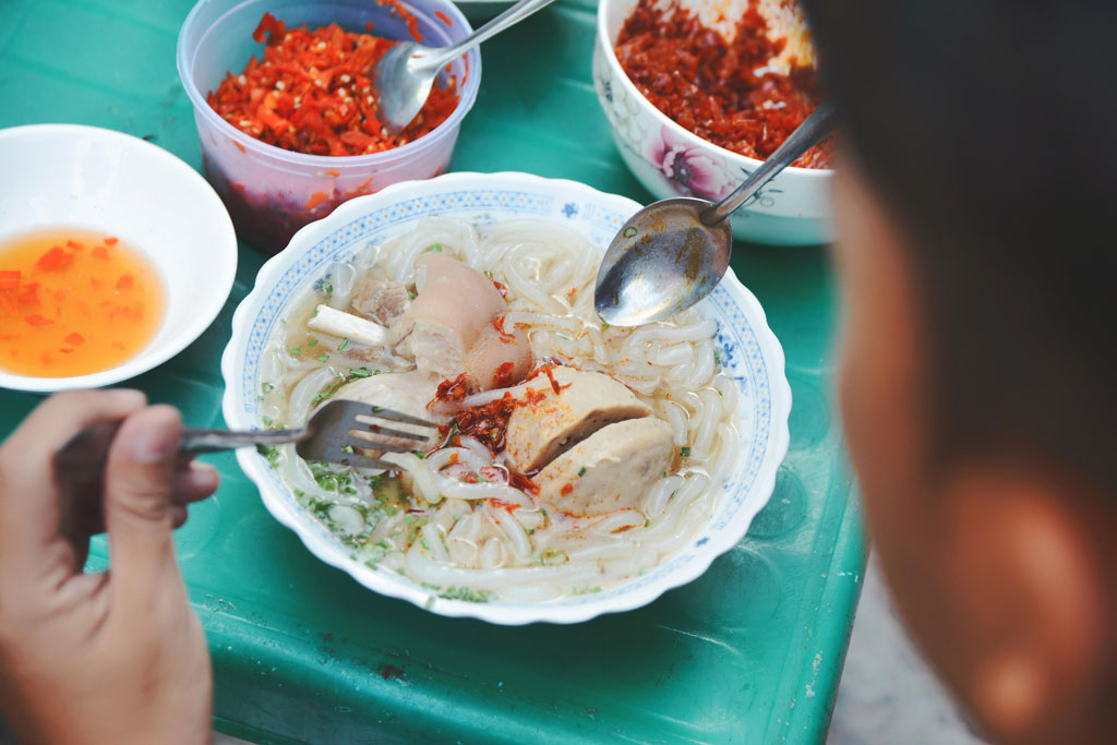Bánh canh bò viên là món ăn sáng nổi tiếng và quen thuộc của người dân xứ An Giang