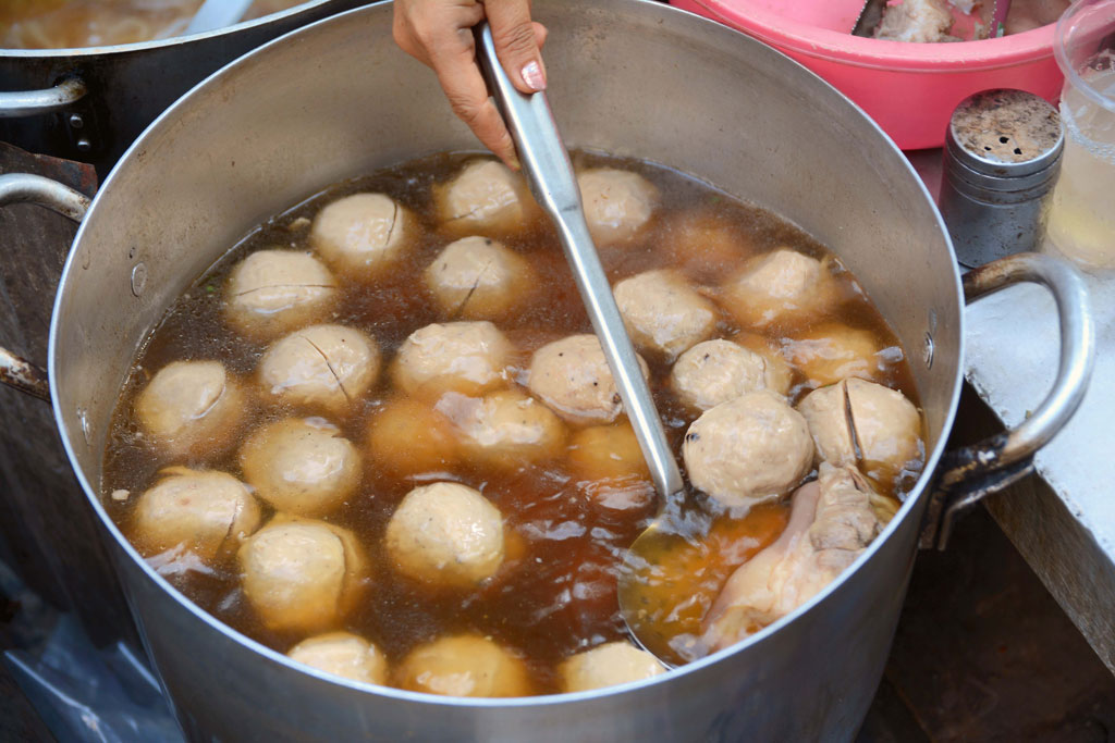 Nước dùng ngọt thanh của món bánh canh bò viên Bảy Núi
