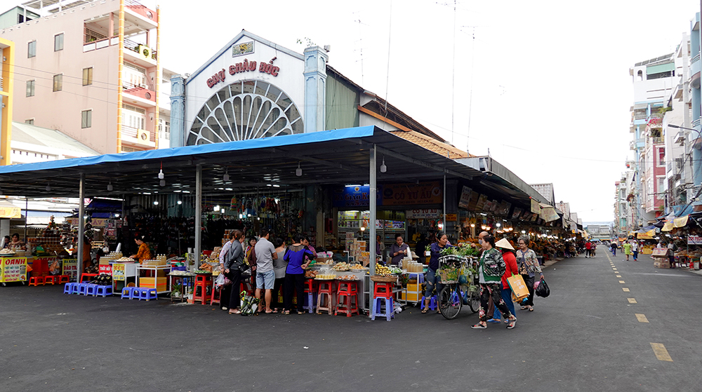 Du khách có thể thưởng thức bún kèn ngay tại chợ Châu Đốc