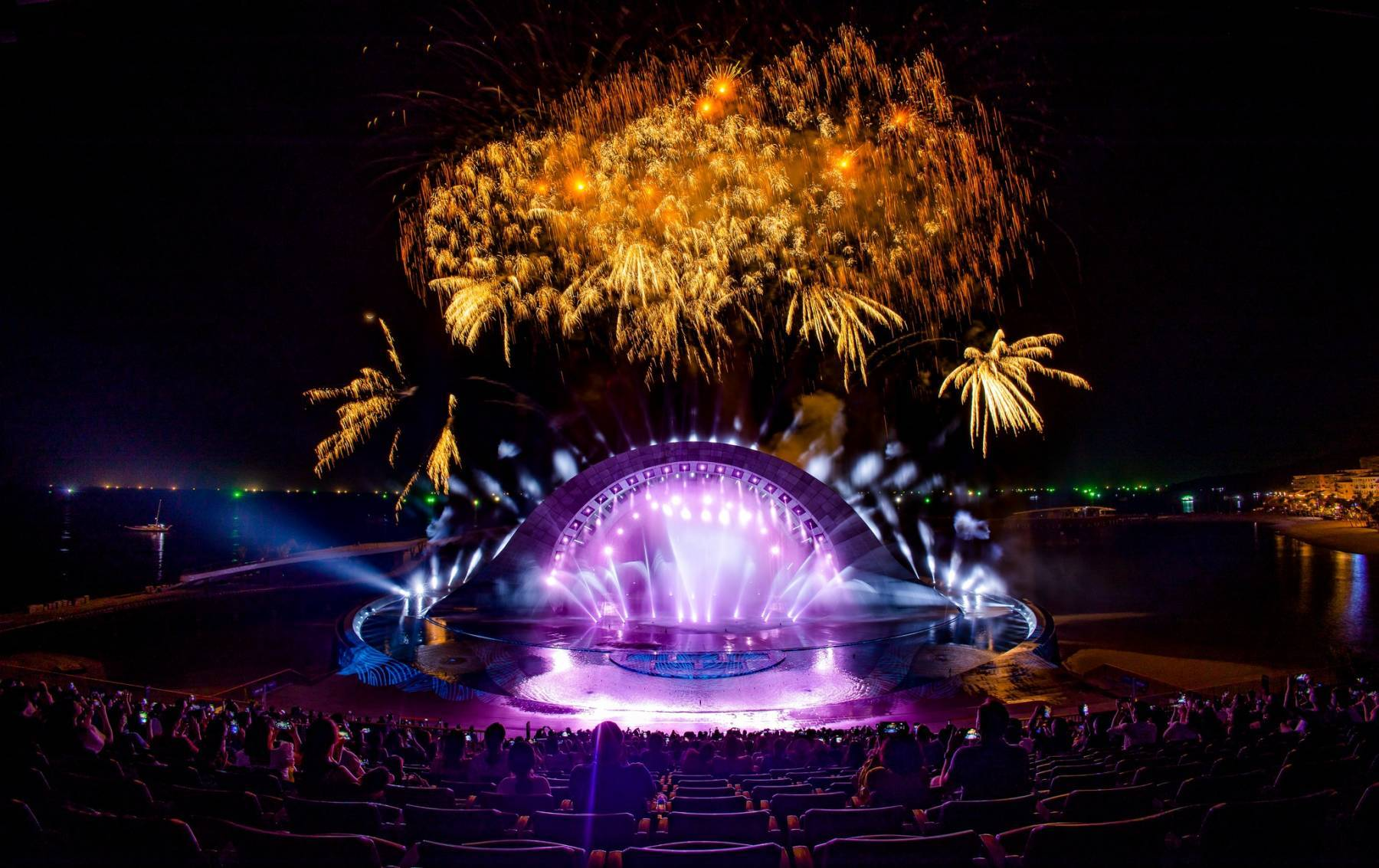 Du khách chiêm ngưỡng pháo hoa rực rỡ của show Nụ hôn của biển cả