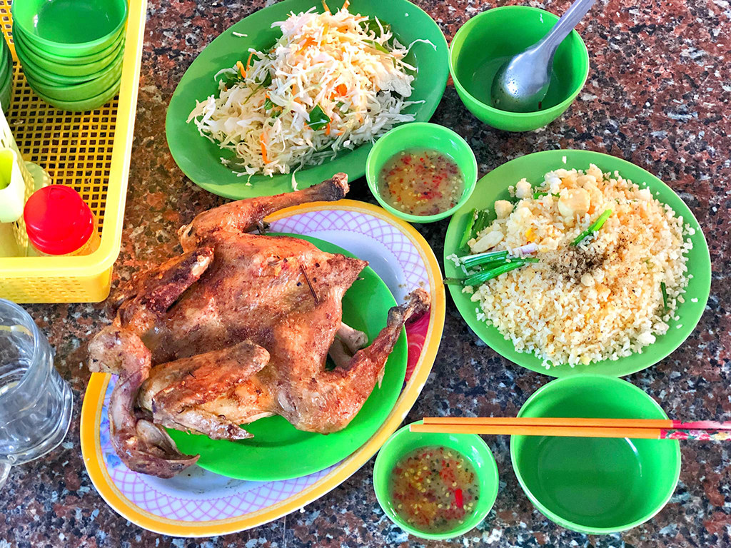 Món gà nướng Ô Thum được quay nóng hổi, da vàng giòn