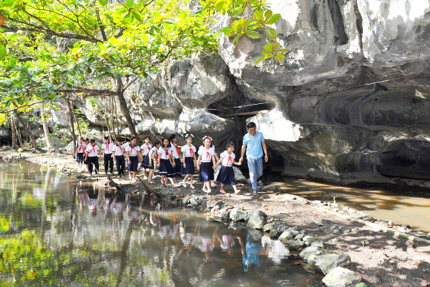 Du khách học sinh tham quan núi Mo So