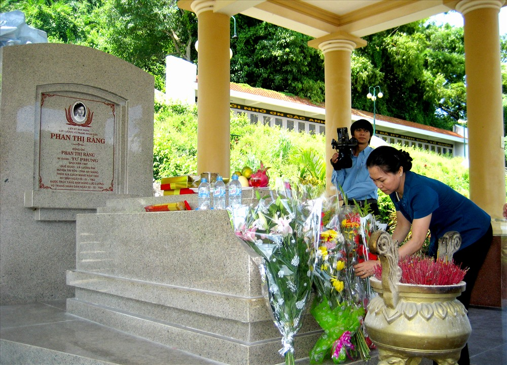 Người dân thường xuyên đến dâng hoa và thắp nhang tưởng nhớ sự hy sinh của chị Sứ