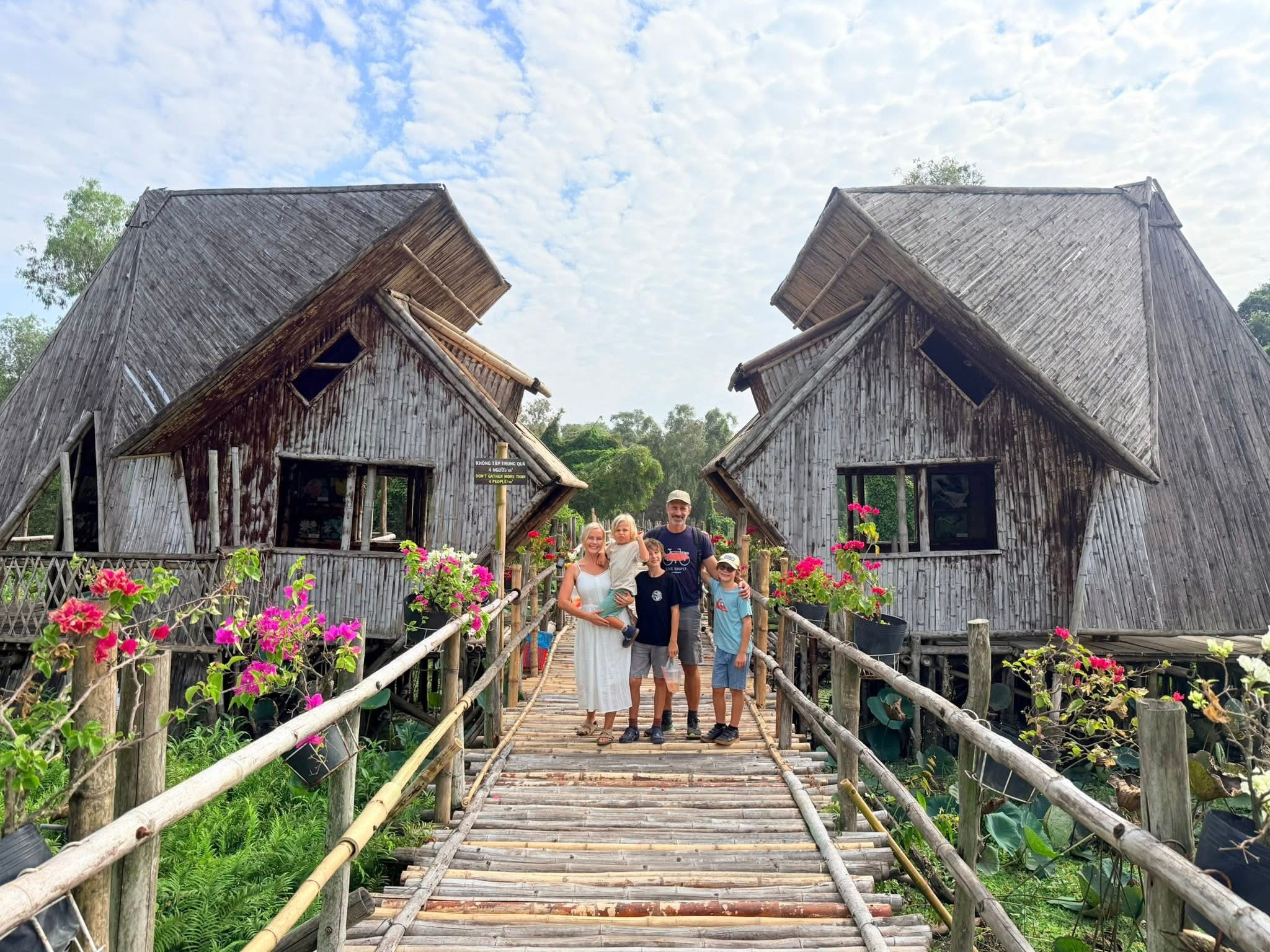 Mùa nước lên là thời điểm đẹp để du khách ghé thăm khu du lịch sinh thái rừng tràm Trà Sư