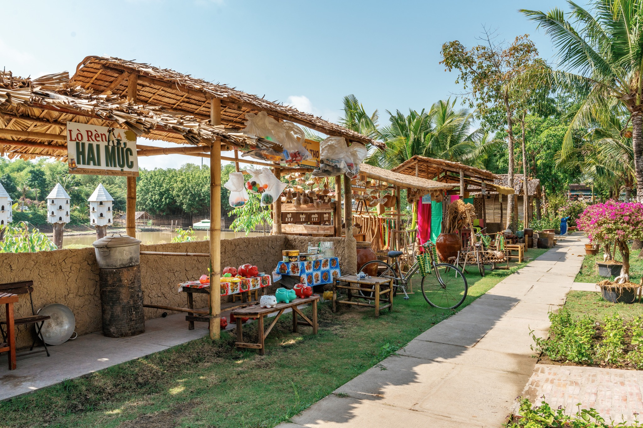 Du khách có thể thưởng thức những món ăn đặc sản miền Tây Nam Bộ trong những căn chòi gỗ