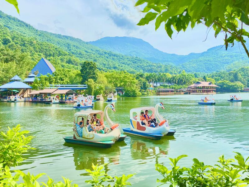 Du khách vui chơi trên hồ Ông Thoại