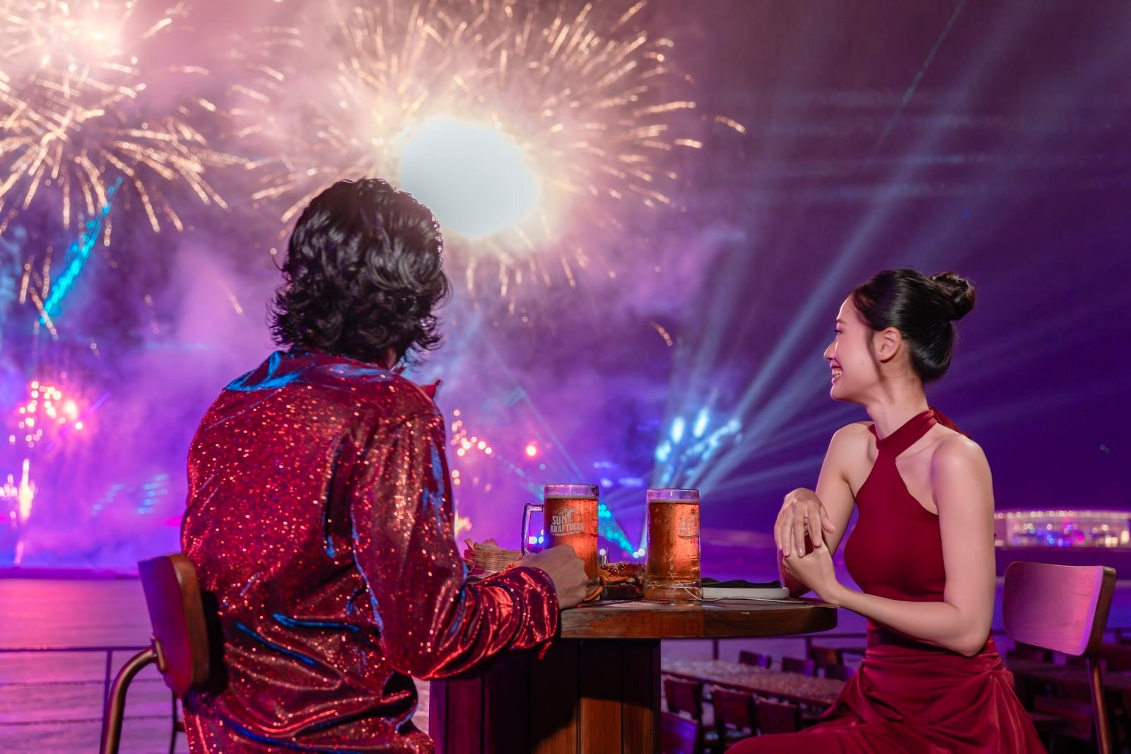 Du khách chiêm ngưỡng pháo hoa rực rỡ từ Sun Bravia GastroPub