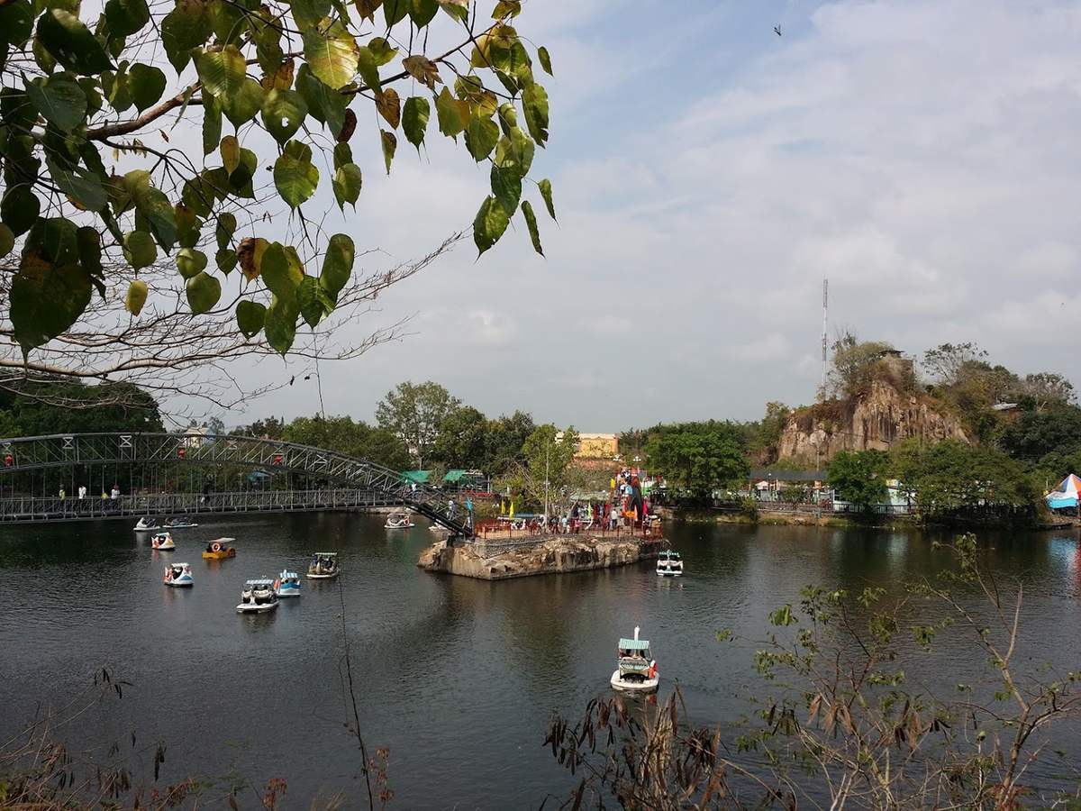 Du khách có thể dành cả ngày để vui chơi trọn vẹn tại khu du lịch sinh thái Núi Sập
