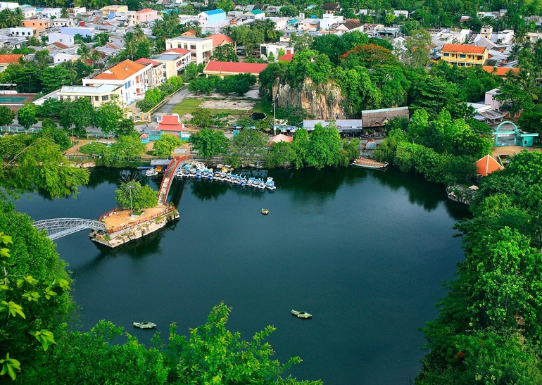 Nhờ vị trí trung tâm nên du khách có thể di chuyển dễ dàng đến khu du lịch sinh thái Núi Sập