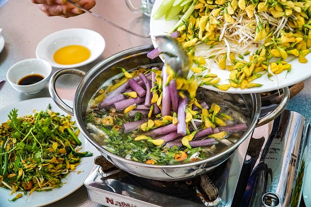 Lẩu cá linh bông điên điển là đặc sản trứ danh miền Tây sông nước