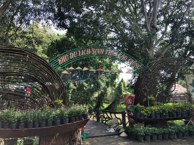 Khu du lịch sinh thái Gáo Giồng là điểm tham quan nổi tiếng của khu vực miền Tây Nam Bộ