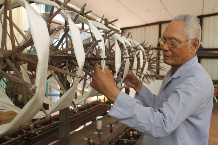 Người nghệ nhân dệt lụa bằng khung cửi gỗ đơn sơ