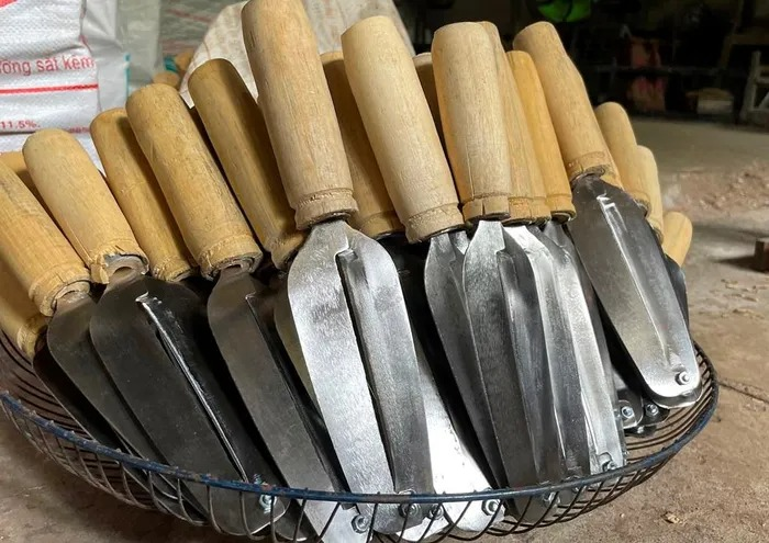 hững chiếc dao thủ công được sản xuất tại làng rèn Phú Mỹ