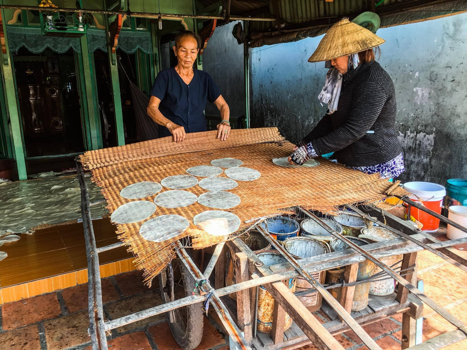 Nghệ nhân khéo léo phơi từng chiếc bánh phồng
