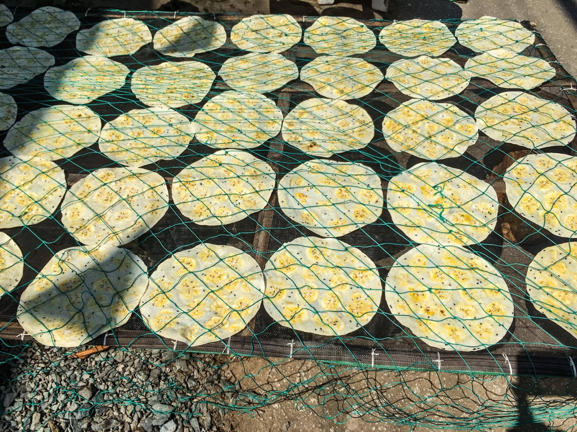 hững chiếc bánh phồng thơm ngon trứ danh tại làng Phú Mỹ