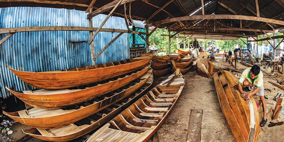 Người nghệ nhân cần mẫn tạo ra chiếc ghe gỗ