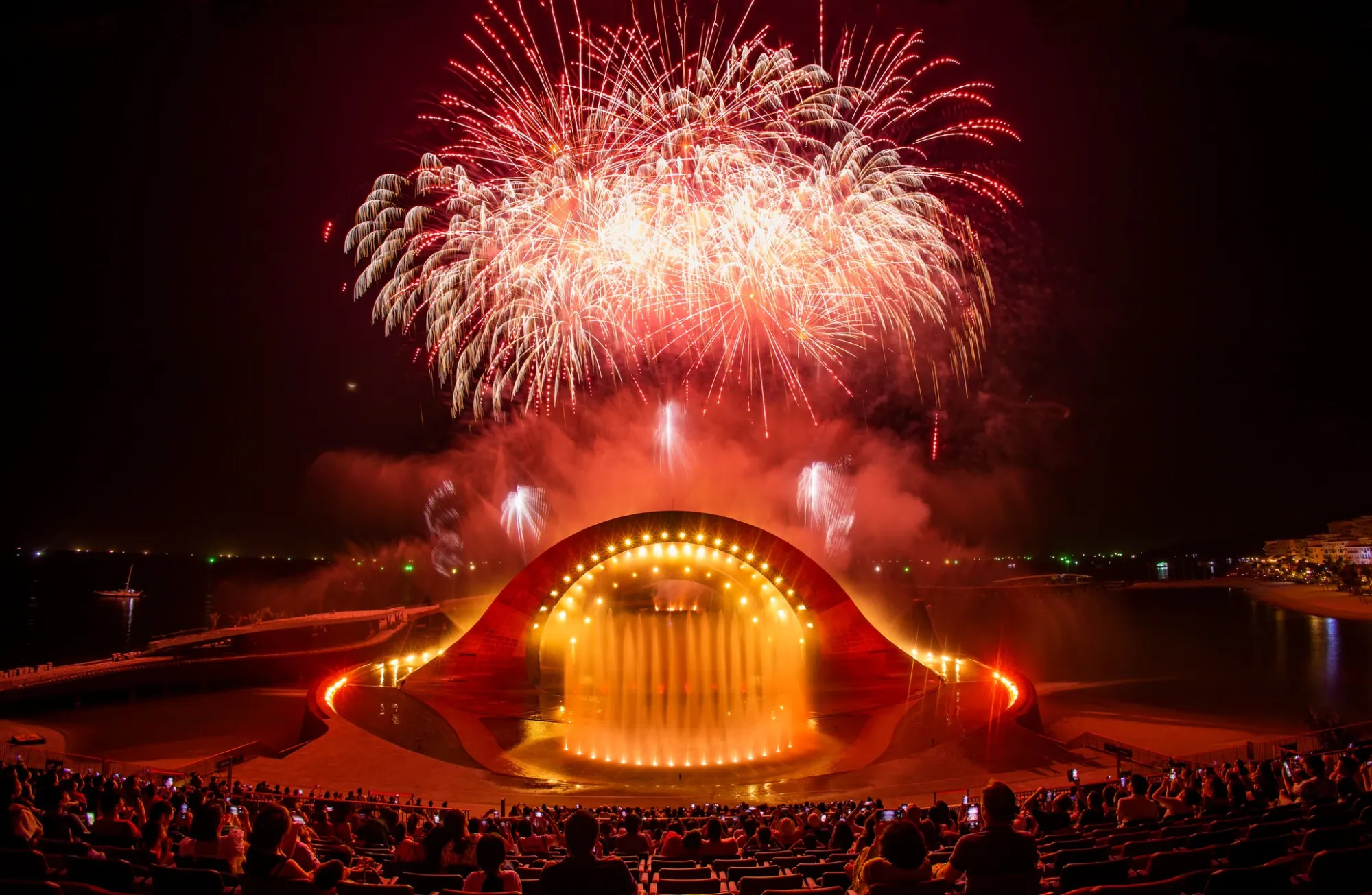 Sân khấu độc đáo của của show Nụ hôn của biển cả - Kiss of the Sea