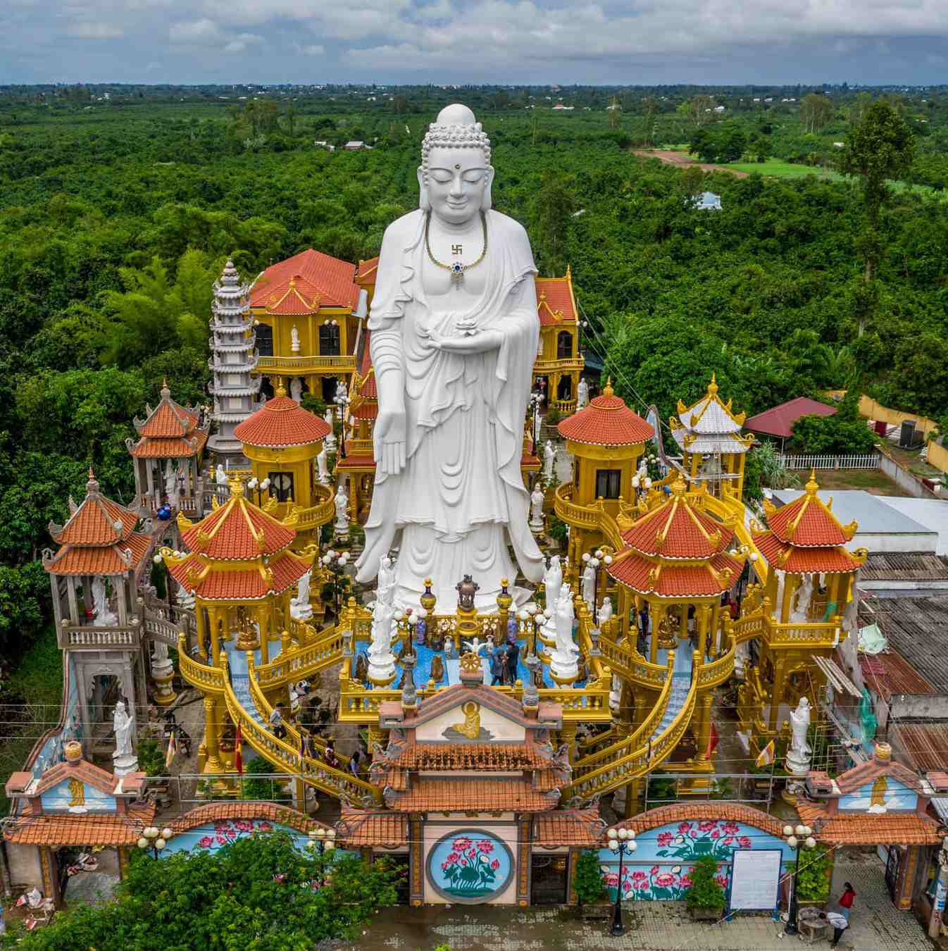 Quần thể tượng phật đồ sộ tại chùa Phước Thành