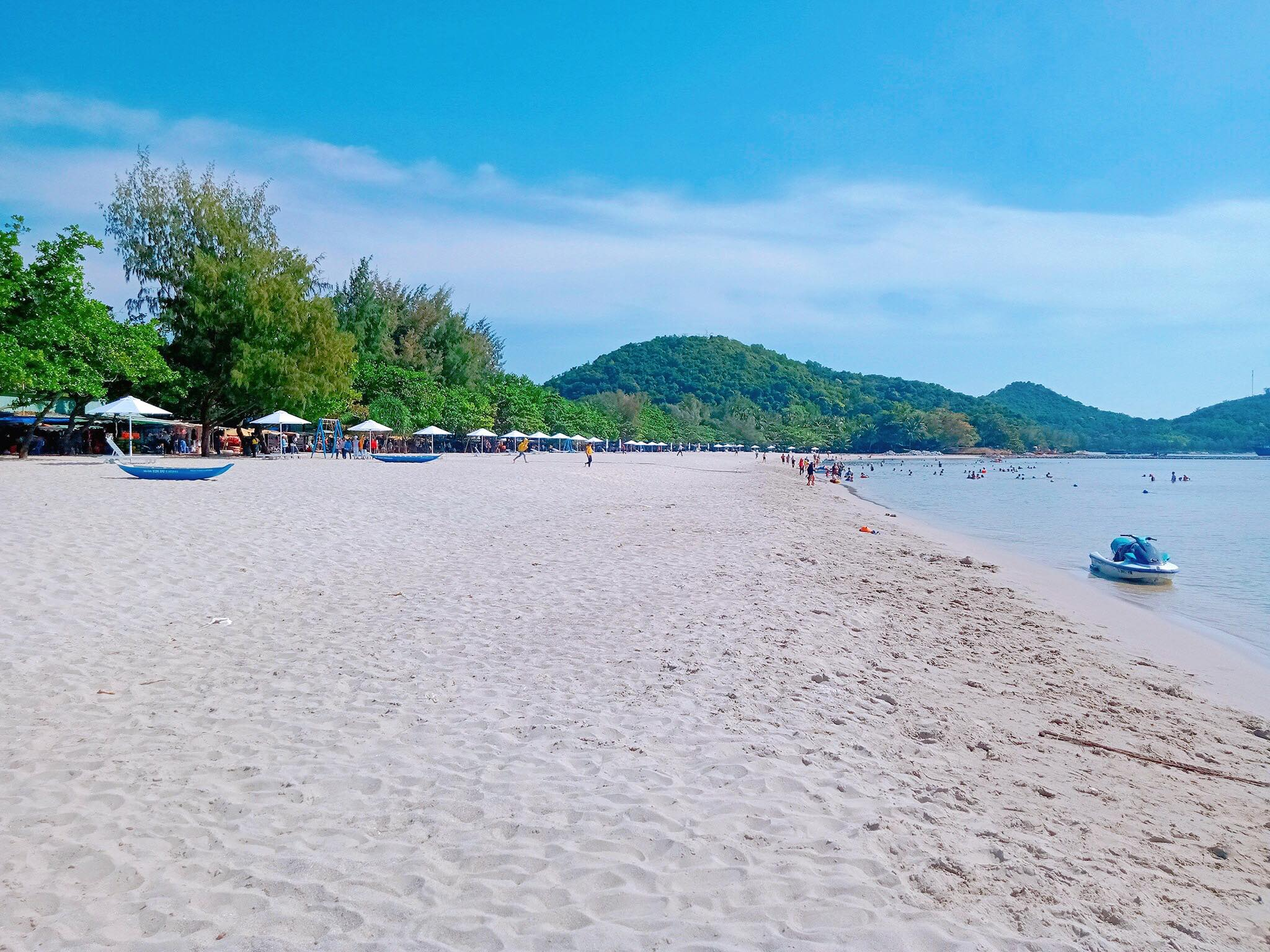 Du khách có thể kết hợp ghé thăm bãi biển Mũi Nai yên bình