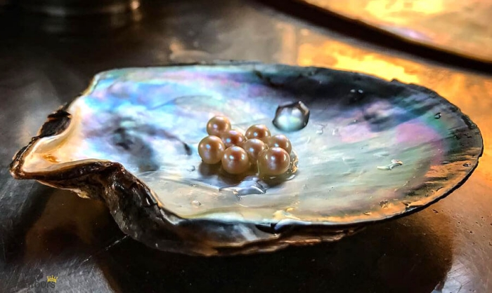 Du khách nên tìm hiểu cách phân biệt ngọc trai thật giả trước khi mua món quà lưu niệm có giá trị cao này