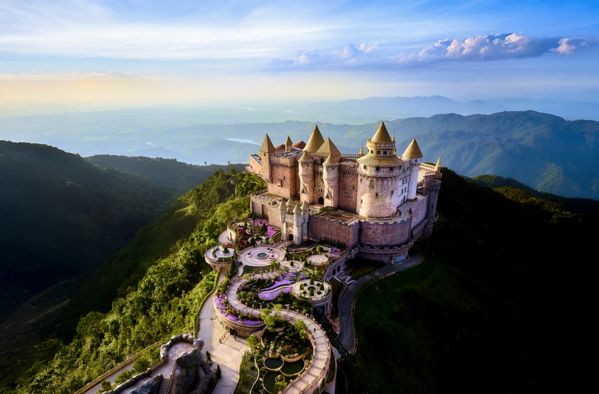 Từ Sa Pa, Bà Nà Hills đến núi Bà Đen, các điểm đến miền núi của Việt Nam đang trở thành những hành trình kết hợp giữa thiên nhiên, văn hóa, giải trí và đời sống tâm linh.