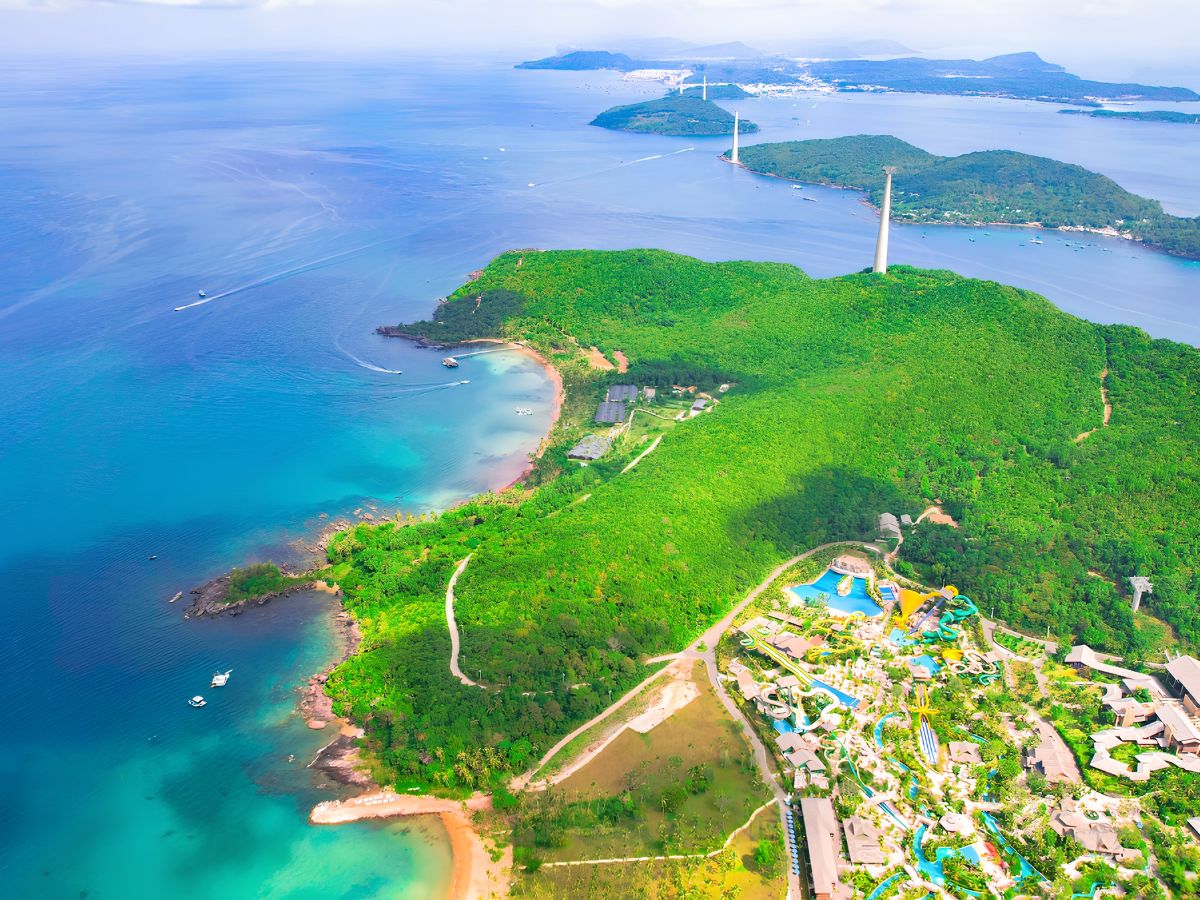 Hon Thom Island is renowned for its pristine tropical beauty and is one of the top attractions in the An Thoi Archipelago, Southern Phu Quoc.