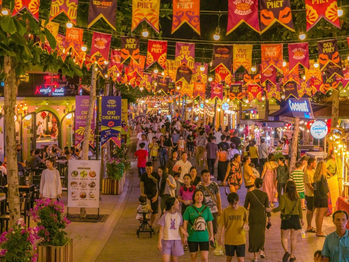 VuiFest Night Market is a vibrant destination for food, shopping and nightlife in Sunset Town.