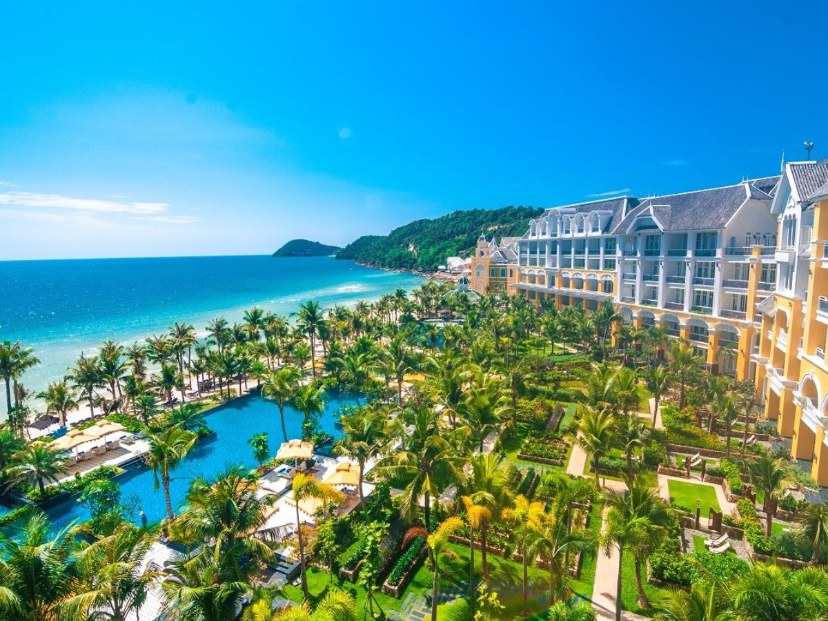 Premier Residences Phu Quoc Emerald Bay offers beachfront accommodation just minutes from Kiss Bridge and Sunset Town.
