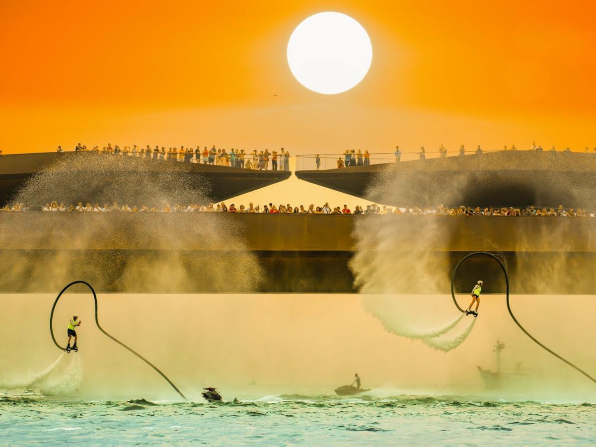 Kiss Bridge becomes even more spectacular at sunset with thrilling water performances.