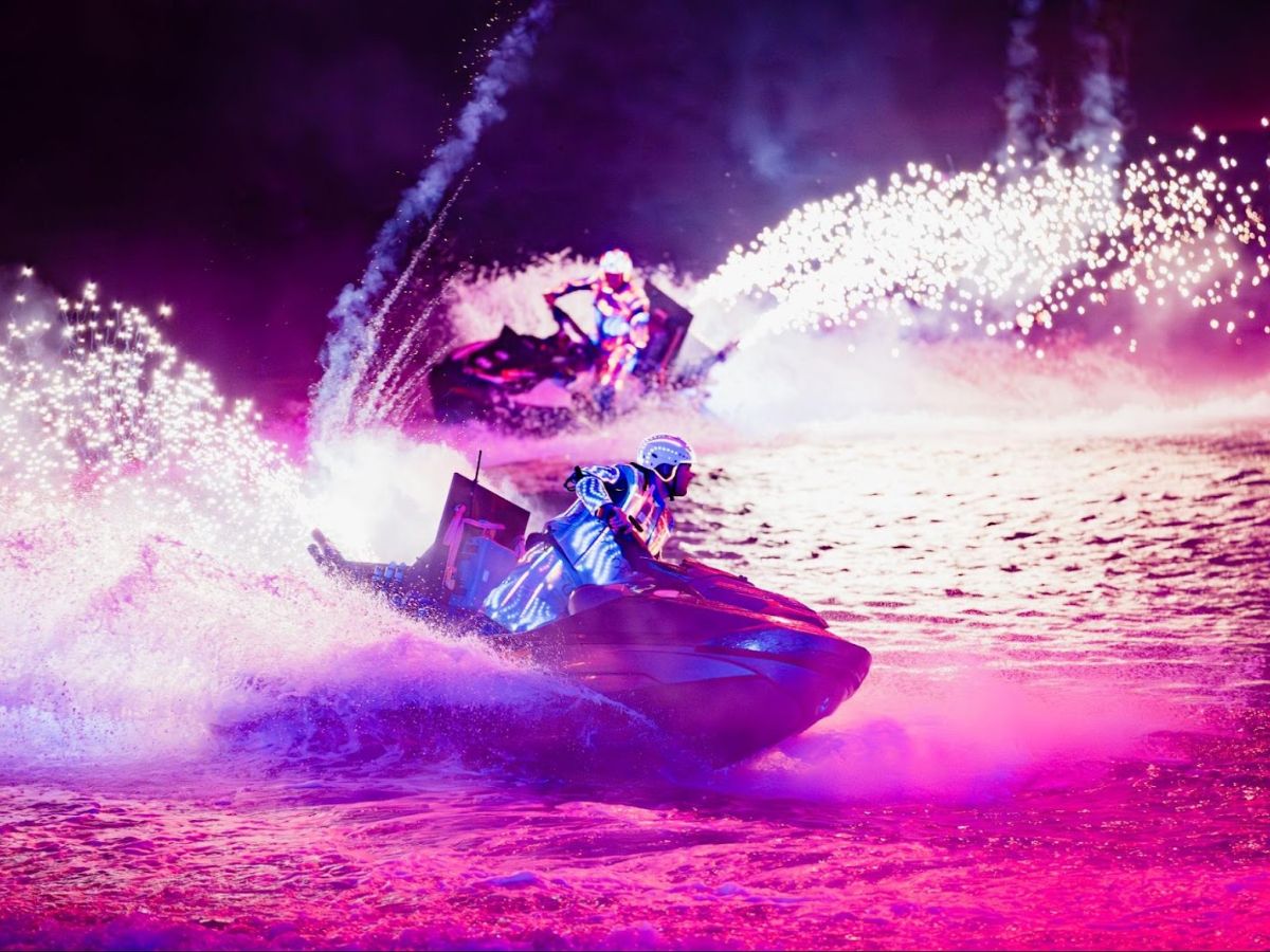 Symphony of the Sea combines Jetski, Flyboard, fireworks and dazzling visual effects for a spectacular show in Sunset Town.