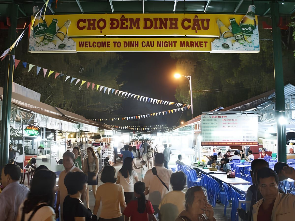 Dinh Cau Night Market attracts visitors with its relaxed atmosphere, fresh seafood and authentic local specialties.