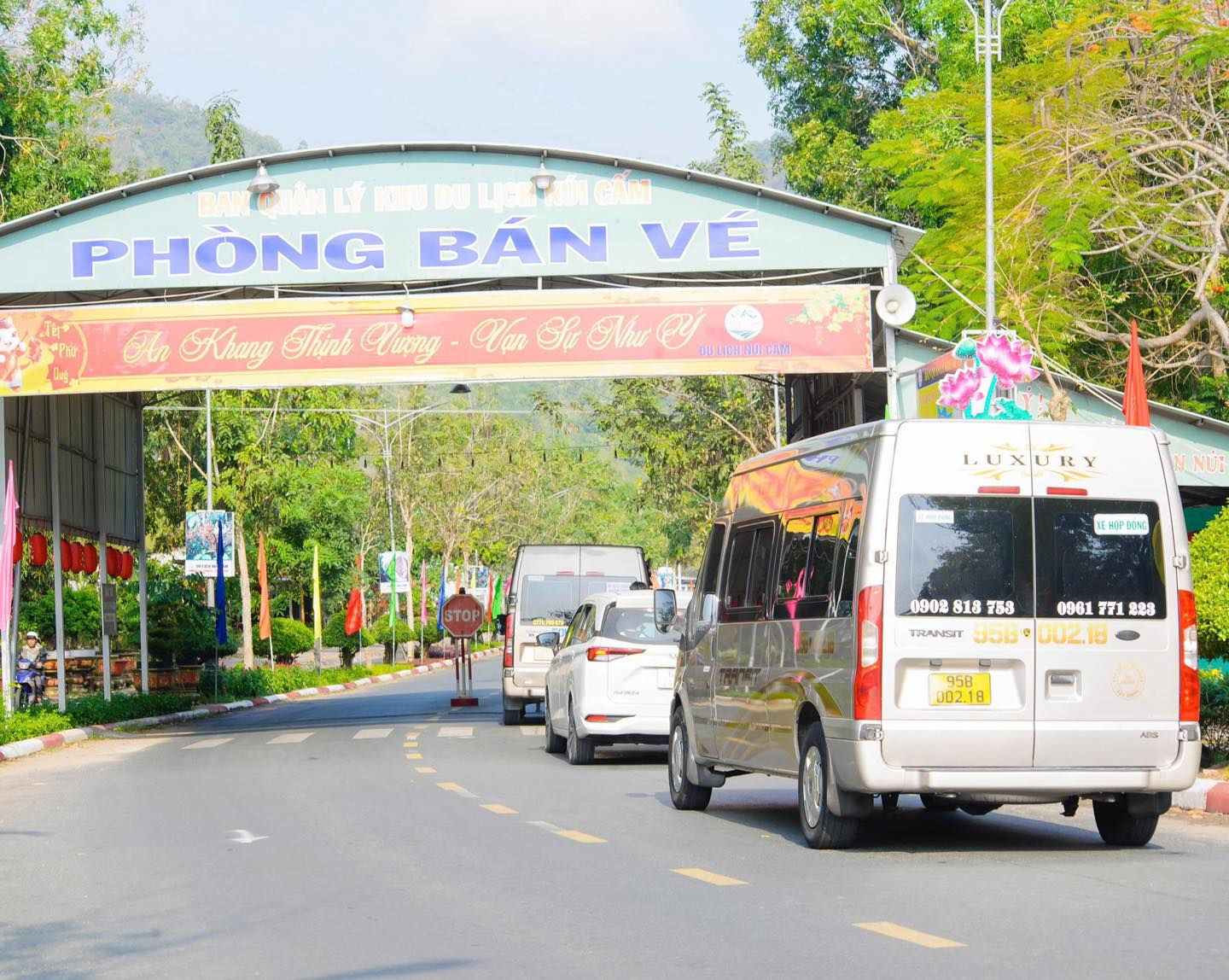 Du khách có thể di chuyển thuận tiện đến Núi Cấm bằng xe khách hoặc xe du lịch.