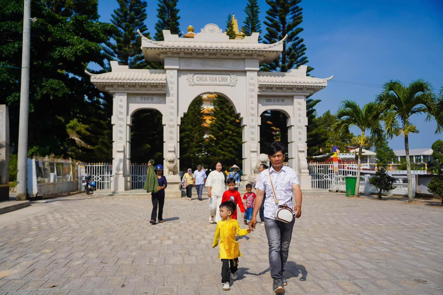 Núi Cấm quy tụ nhiều công trình tâm linh độc đáo.