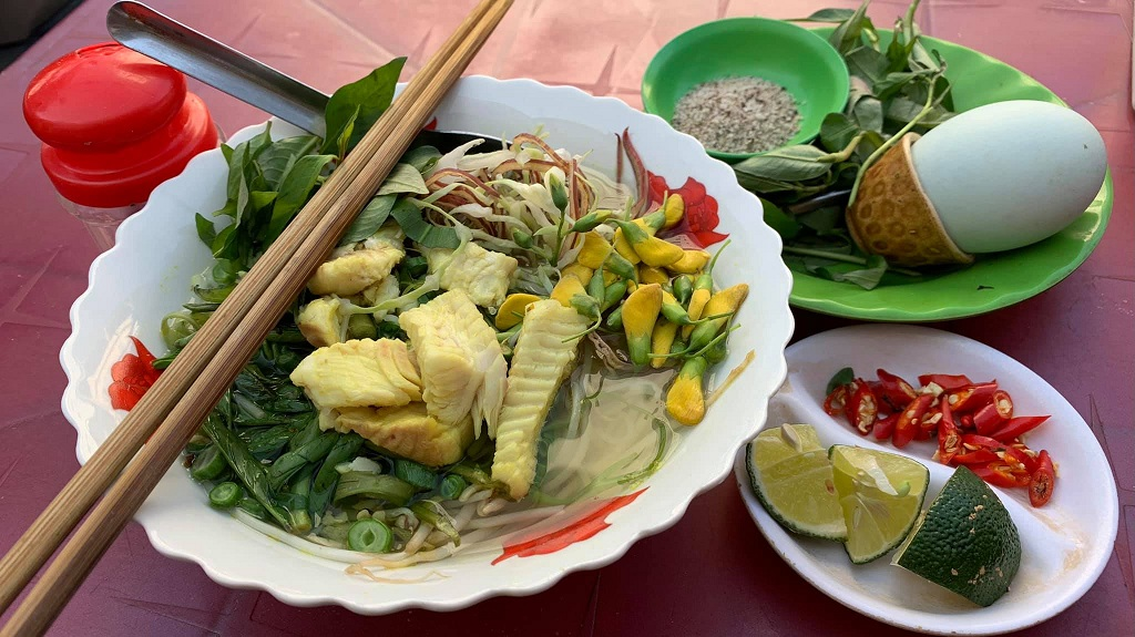 Bún cá Châu Đốc đặc trưng bởi nước dùng đậm đà, thơm mùi củ ngải bún.