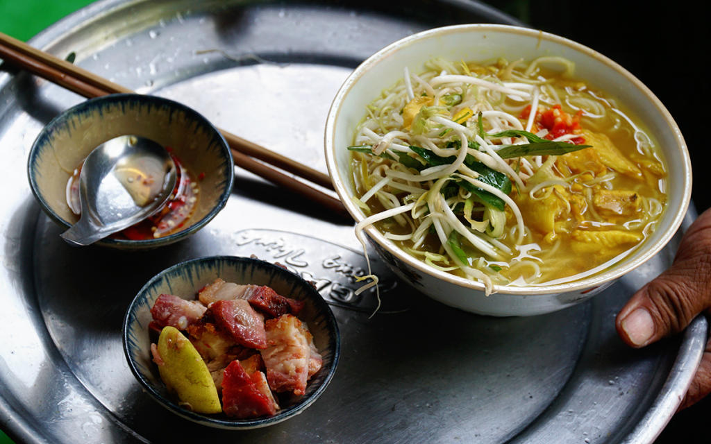 Bún cá Châu Đốc thường được ăn kèm với giá và heo quay.