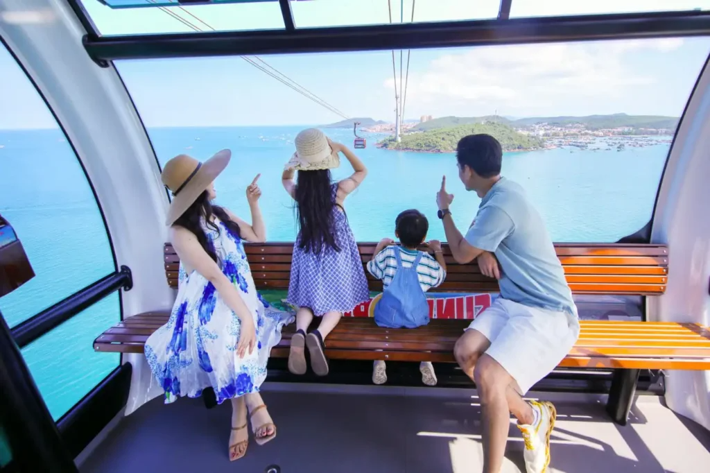 Du khách ngắm cảnh biển đảo hùng vĩ từ cabin cáp treo Hòn Thơm.