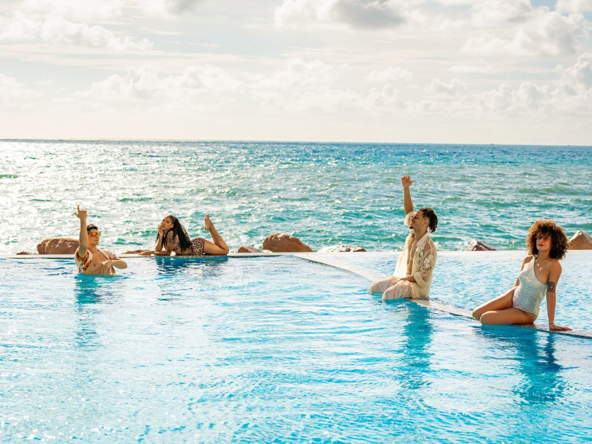 Không gian nhiệt đới hướng biển tại Santo Beach Club mang đến trải nghiệm thư giãn, vui chơi và ngắm hoàng hôn đầy cảm hứng. (Nguồn: Sưu tầm)