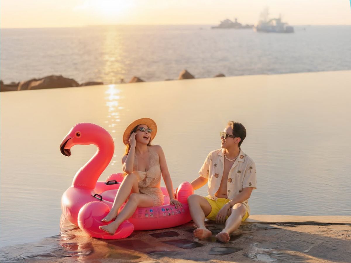 Khoảnh khắc hoàng hôn nhuộm vàng biển trời tại Santo Beach Club. (Nguồn: Sưu tầm)