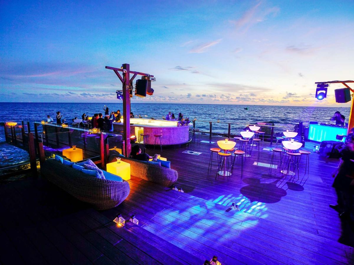 Rock Sunset Island Bar là điểm hẹn lý tưởng để ngắm hoàng hôn, thưởng thức cocktail và tận hưởng không khí biển đảo đầy thư thái. (Nguồn: Sưu tầm)
