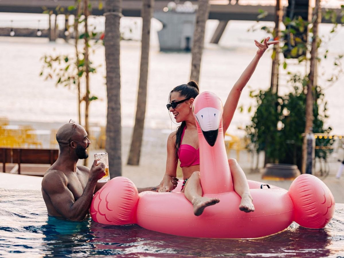 Du khách thư giãn bên hồ bơi vô cực và ngắm hoàng hôn tuyệt đẹp tại Santo Beach Club Hòn Thơm. (Nguồn: Sưu tầm)