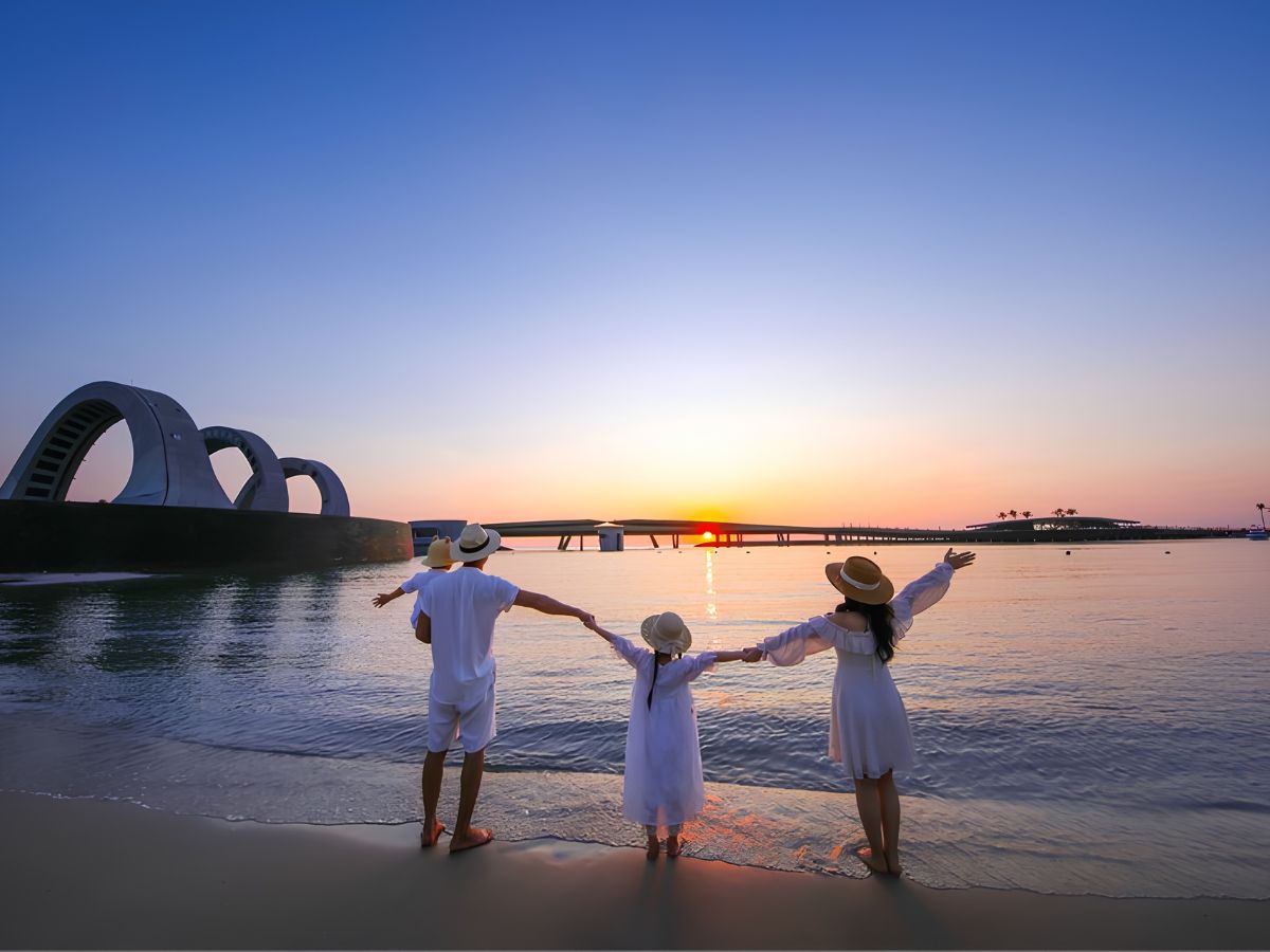 Gia đình lưu giữ những khoảnh khắc đẹp bên bờ biển Sunset Town khi ánh chiều dần buông xuống. (Nguồn: Sưu tầm)