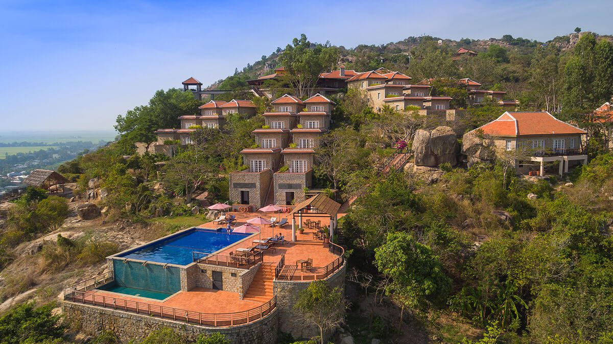 Bạn có thể nghỉ dưỡng trong không gian yên bình, tiện nghi của Victoria Núi Sam Lodge.