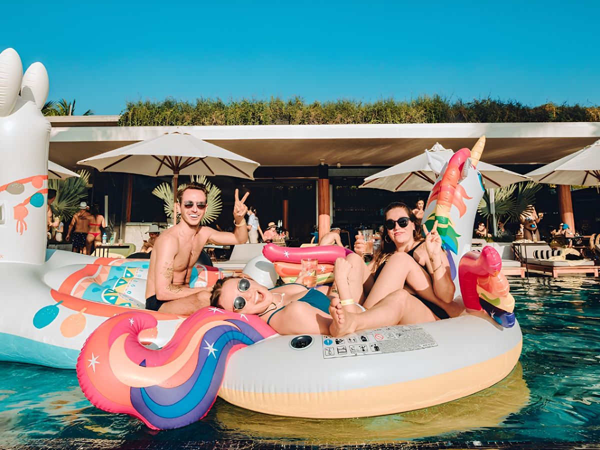 Pool party sôi động bên hồ bơi là trải nghiệm được nhiều du khách trẻ yêu thích khi đến Phú Quốc. (Nguồn: Sưu tầm)