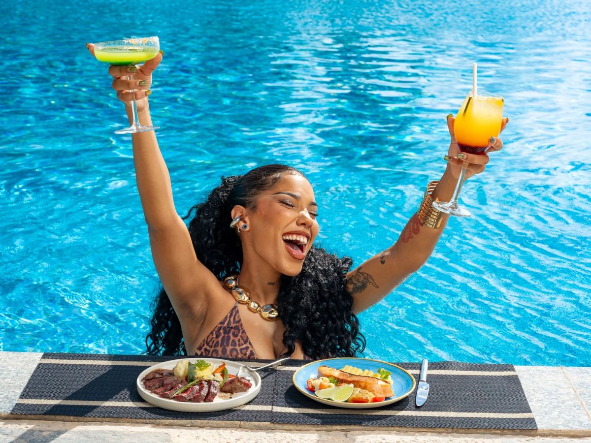 Âm nhạc sôi động, cocktail nhiệt đới và không gian hồ bơi xanh mát tạo nên sức hút đặc biệt của các pool party tại Phú Quốc. (Nguồn: Sưu tầm)