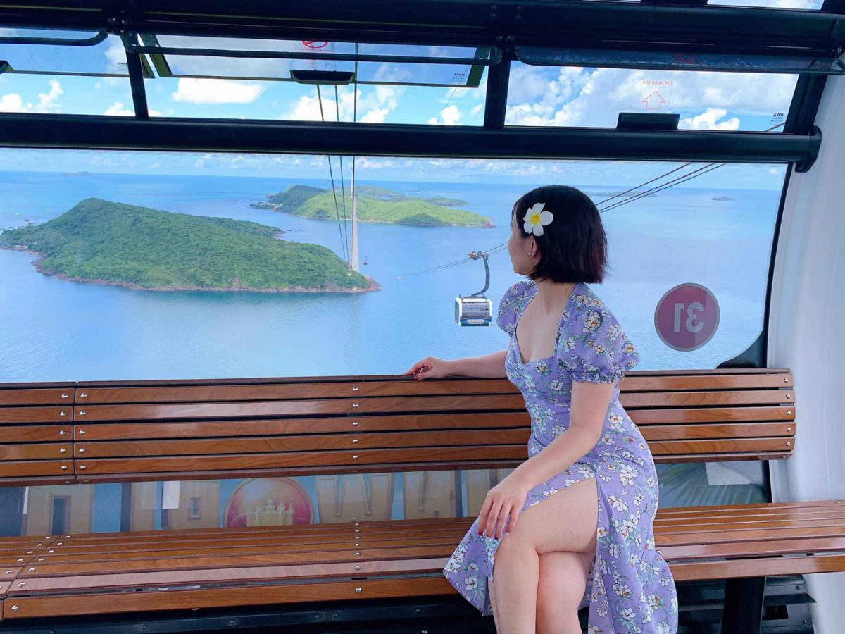Du khách tận hưởng hành trình trên cáp treo Hòn Thơm và chiêm ngưỡng vẻ đẹp biển đảo Phú Quốc từ trên cao. (Nguồn: Sưu tầm)